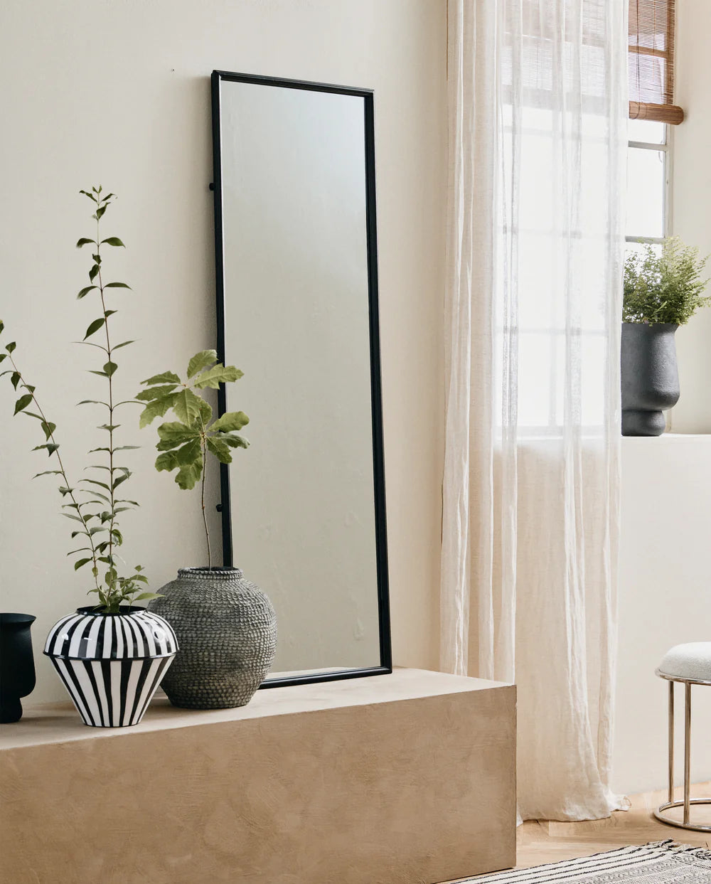 Sipura Black & White Vase