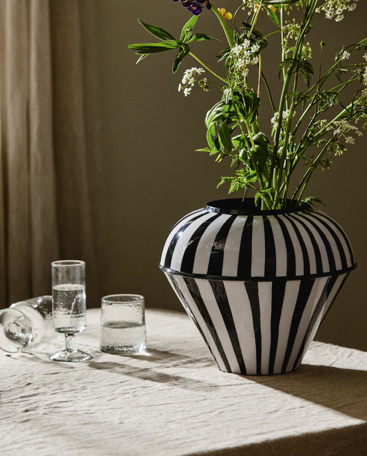 Sipura Black & White Vase
